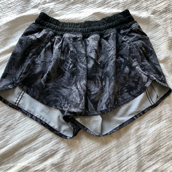 Lululemon Tracker Short IV (4-way Stretch 4") Kindred Spirit Black Multi / Black - Picture 2 of 6
